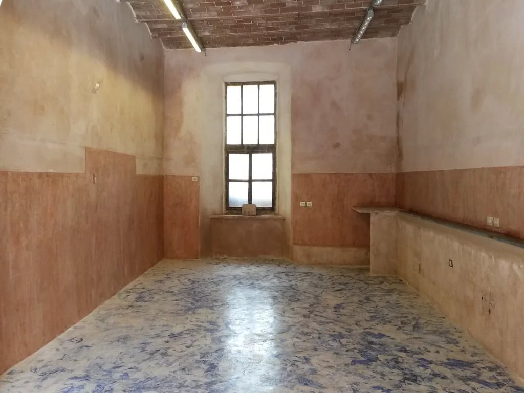 Pavimento a calce colore blu di prussia, lucidato a cera in borgo medievale, in Toscana. Pareti per cucina in tonachino a calce e cera. | Lush blue color of prussia, polished in wax in medieval village, in Tuscany. Walls for kitchen in lime tonachino and wax.