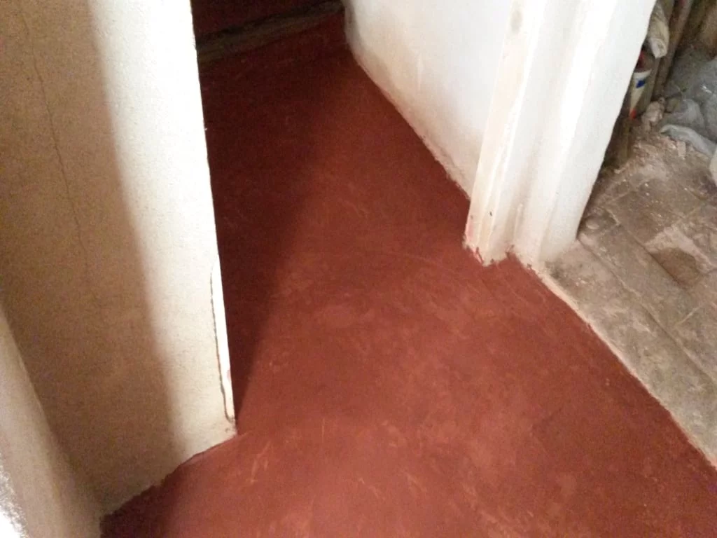 Pavimento a calce, colore rosso cotto, tirato a mano. | Lime flooring, cooked red color, hand-drawn.