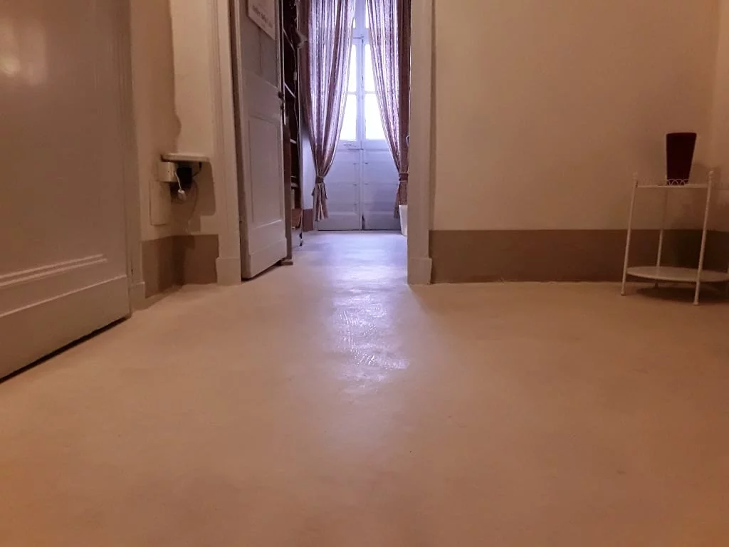 Pavimento a calce a basso spessore, centro storico Torino. | Low thickness lime floor, Turin historic center. 