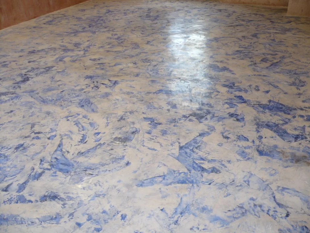 Dettaglio della lavorazione del blu, effetto marmo a pavimento a calce. | Detail of the processing of blue, lime-based marble effect.