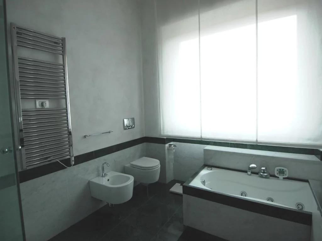 Bagno in marmo di Carrara con fasce verdi su disegno, appartamento anni '70, Torino. | Carrara marble bathroom with green bands on design, 70s apartment, Turin