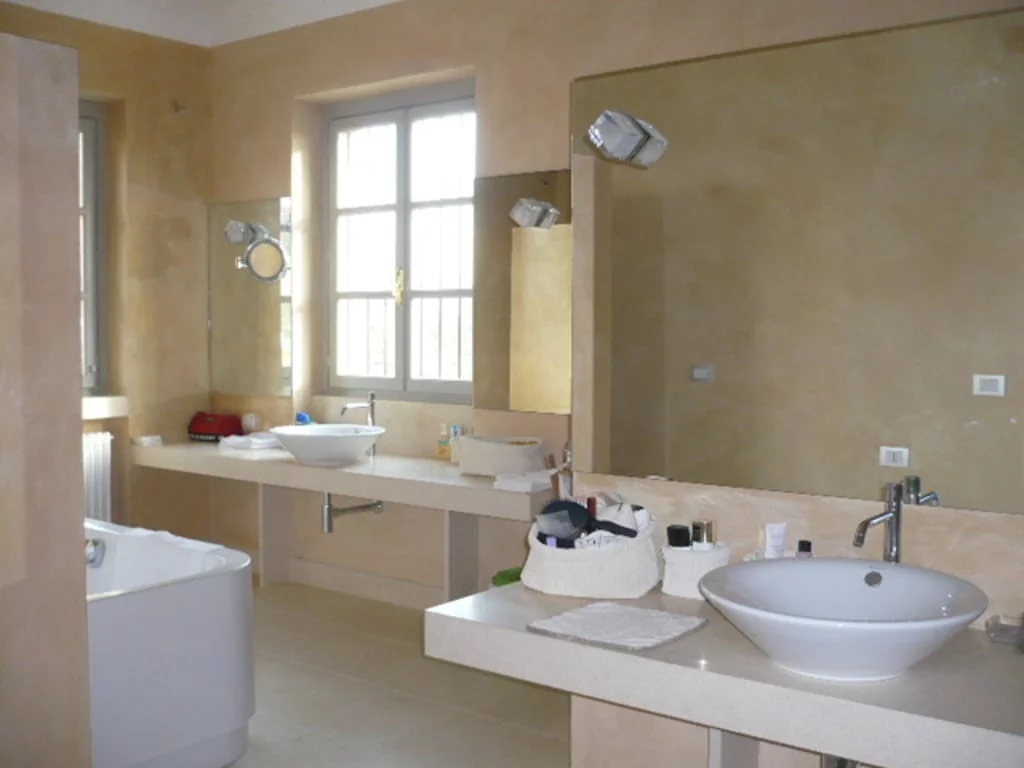 Bagno padronale con pareti a calce e olli con cera, tirata a mano in 8 passaggi. | Master bathroom with lime walls and waxed oils, hand-rolled in 8 steps.